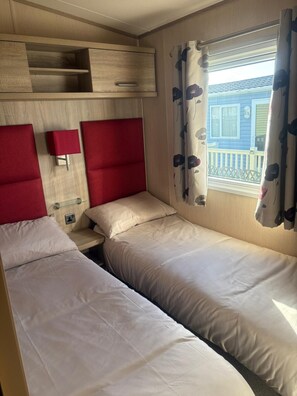 2 dormitoris, planxa i posts de planxar i un bressol de viatge 