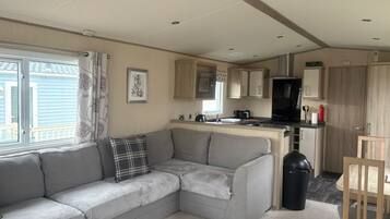 Smart TV, fireplace, DVD player