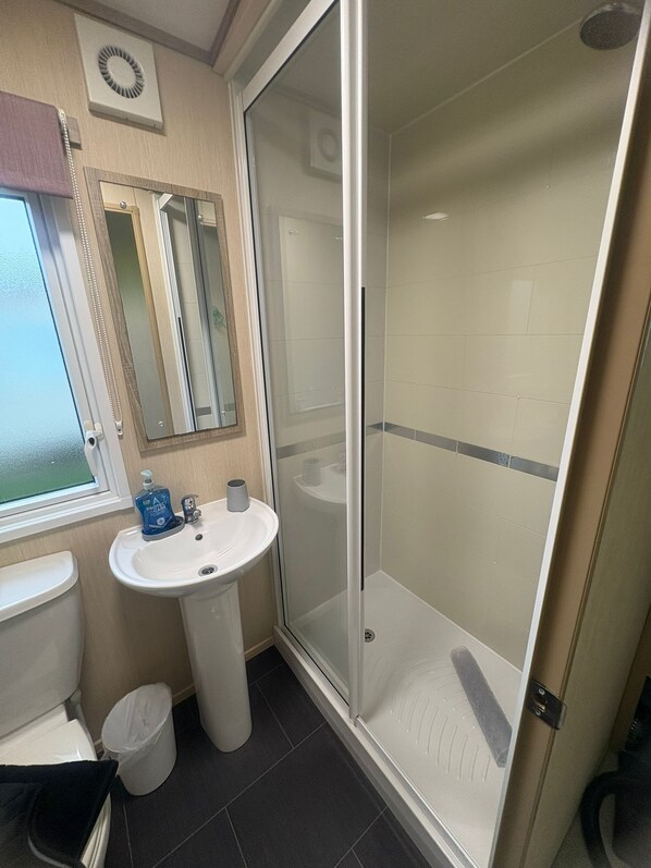 Dusche, Haartrockner, Seife, Toilettenpapier