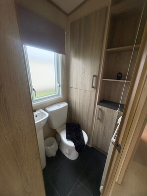 Dusche, Haartrockner, Seife, Toilettenpapier