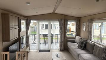 Smart TV, fireplace, DVD player