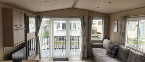 Smart TV, fireplace, DVD player