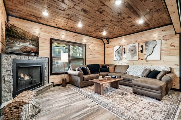 Smart TV, fireplace, table football, ping pong - New Cabin with modern décor-Near Dollywood*HotTub-Pool-Arcade-Game Room (Pigeon Forge)