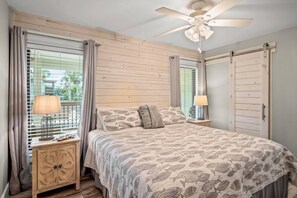 3 quartos, escrivaninha, ferros/tábuas de passar roupa, berço de viagem