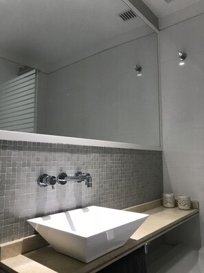 Hair dryer, towels, shampoo, toilet paper