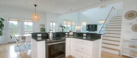 冷蔵庫、電子レンジ、オーブン、コンロ