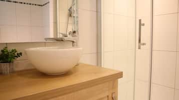 Een haardroger, handdoeken, toiletpapier