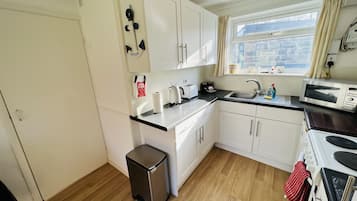 KĂŒhlschrank, Mikrowelle, Ofen, Herdplatte