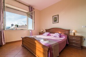 3 chambres, fer et planche à repasser, literie fournie