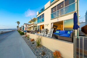 Terrace/patio - NEW! Oceanfront 2BD with Parking, Patio, BBQ, Great for the Whole Family! Pets OK! (San Diego)