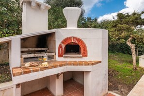 Property grounds - VILLA LA FATA: sea view  (Punta de Su Turrione)