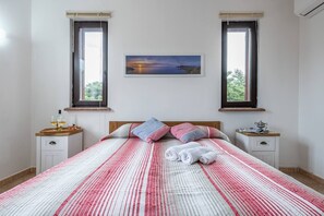 4 bedrooms, iron/ironing board, bed sheets