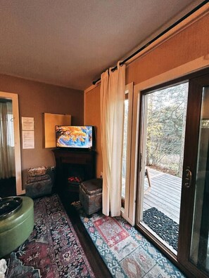 تلفزيون، مدفأة، مشغل دي في دي