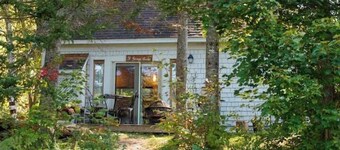 Tranquil Waterfront Cottage on Private Pond