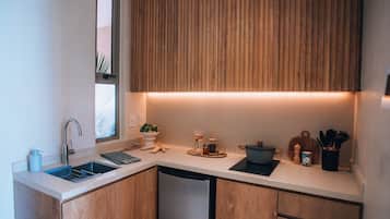 Frigorífico, placa de cocina, trona infantil y utensilios de cocina