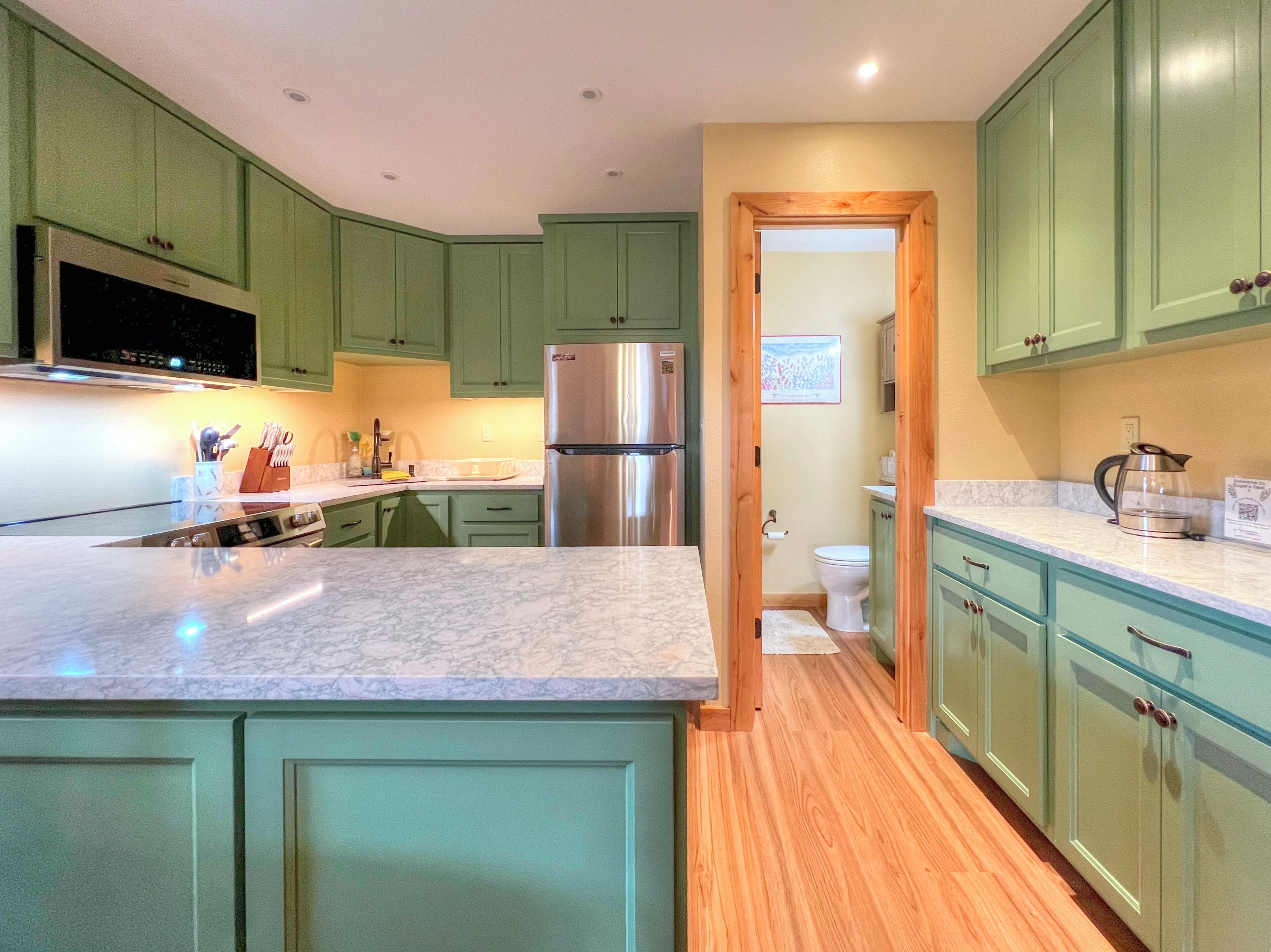 Jääkaappi, mikroaaltouuni, uuni, liesi