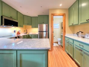 Køleskab, mikrobølgeovn, ovn, kogeplade