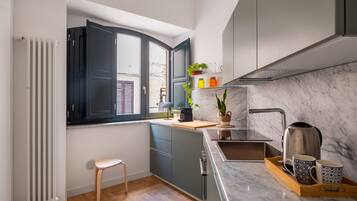 Fridge, oven, dishwasher, coffee/tea maker