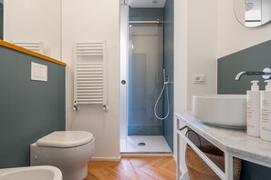 Douche, sĂšche-cheveux, serviettes fournies