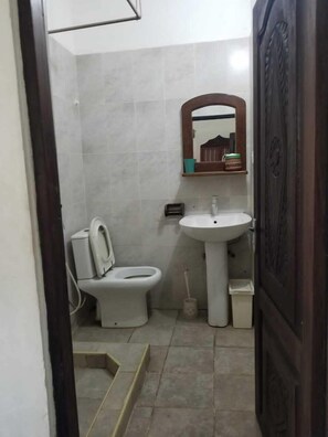 Shower, rainfall showerhead, bathrobes, towels - WARERE TOWN HOUSE (Zanzibar Town)