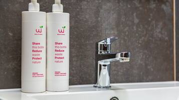 Doccia, asciugacapelli, asciugamani, sapone