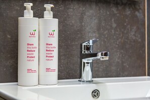 Shower, hair dryer, towels, soap - Al Borgo Orefici Apartment by Wonderful Italy (Napoli)