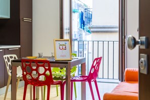 Un comedor con una mesa, sillas y un cuadro enmarcado.