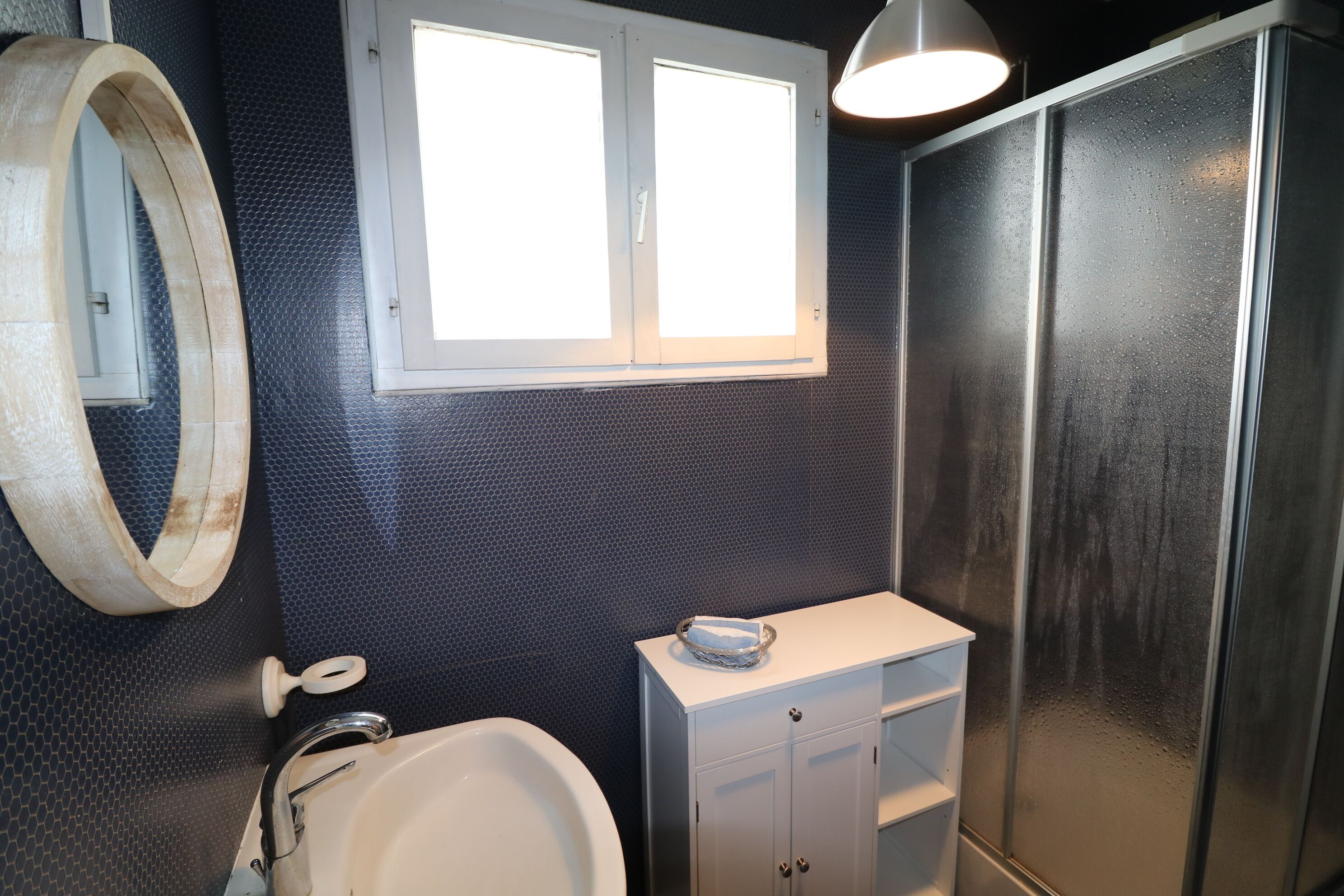 淋浴设施、毛巾、卫生纸