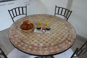 Dining - Chalet au Bord de L'eau (Rochefort-sur-Nenon)
