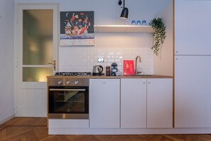 Jääkaappi, uuni, kahvin-/teenkeitin, vedenkeitin