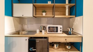 A compact kitchen with a built-in dishwasher, a microwave, and a coffee maker. - Central Station Apts by Wonderful Italy - Cetara (Napoli)