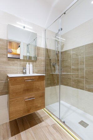 Een douche, een haardroger, handdoeken