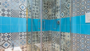 A bathroom with a glass-enclosed shower, a bidet, and a toilet. - Central Station Apts by Wonderful Italy - Capri (Napoli)