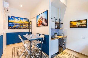 Fridge, microwave, electric kettle, cookware/dishes/utensils - Central Station Apts by Wonderful Italy - Pozzuoli (Napoli)