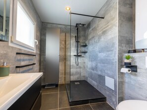Shower, free toiletries, towels
