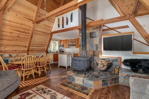 TV, fireplace, video games, DVD player - La Belle Cabine-Lake Access (Arnold)