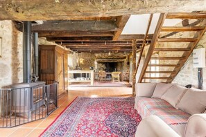 Chimenea, libros y estéreo