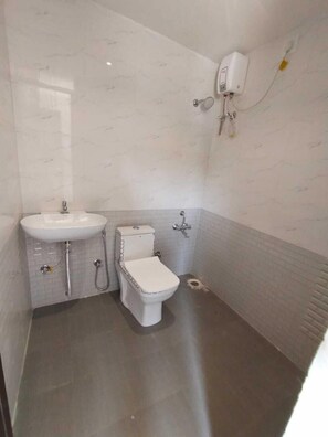 Deluxe Cottage | Bathroom | Shower, rainfall showerhead, towels, soap - ATHMAVEDA - SHIVANASAMUDRA (Malavalli)