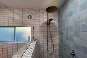 Dusche, umweltfreundliche Kosmetikartikel, Haartrockner, Handtücher