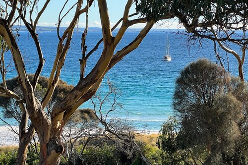 PIPI SHACK Iconic waterfront shack at Binalong Bay Beach, Bay of Fires