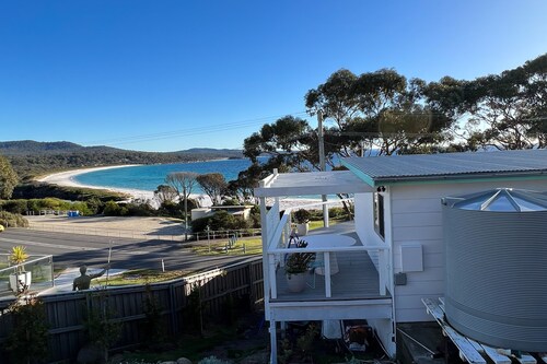PIPI SHACK Iconic waterfront shack at Binalong Bay Beach, Bay of Fires
