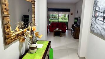 Condo, 3 Bedrooms, Accessible, Smoking | Ruang tamu