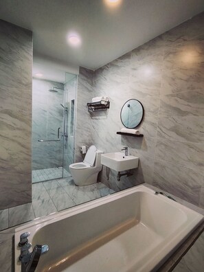 Sèche-cheveux, bidet, serviettes fournies, savon