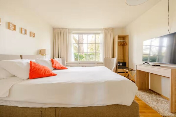 2 bedrooms, in-room safe, desk, iron/ironing board