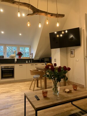 Frigorífico, microondas, horno y placa de cocina