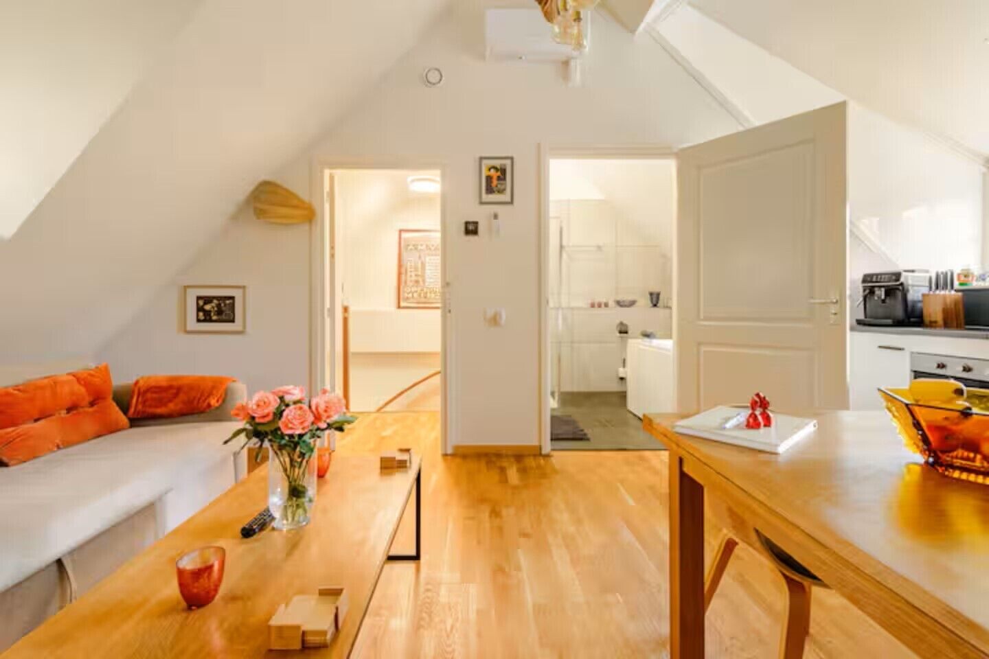 Een smart-tv en een open haard