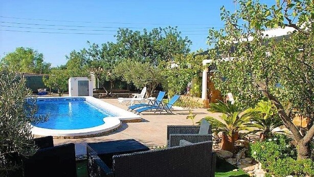 A swimming pool with lounge chairs and a small garden area. - SAONA VILLAS (VN ANGEL): villa for 4 people, private pool, wifi, near the sea (L'Ametlla de Mar)