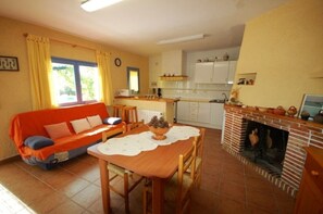 Een televisie en een open haard