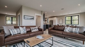 Una Smart TV, una chimenea, un futbolín