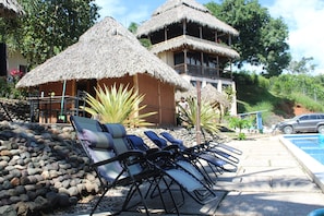 Outdoor pool, pool umbrellas, sun loungers - Hotel Vista Bonita (Parrita)